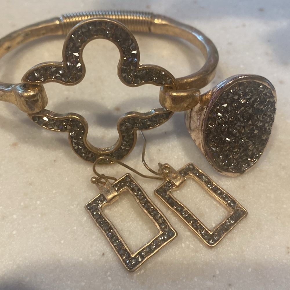 Sparkly costume jewelry set !!